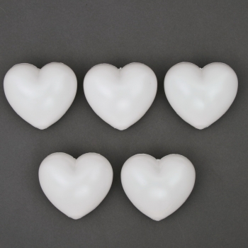 5 Herzen aus weißem Kunststoff