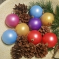 Preview: Weihnachtskugeln aus Kunststoff perlmut-lila Ø7cm mit goldener Aufhängekrone