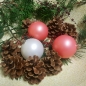 Preview: Weihnachtskugeln aus Kunststoff lachsfarbig Ø7cm mit goldener Aufhängekrone