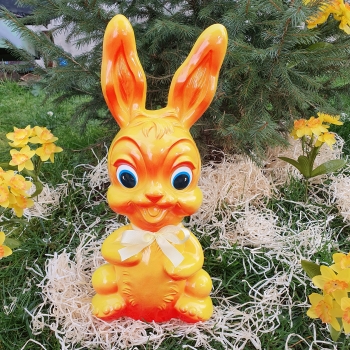 Lustiger Hase zur Dekoration und zum Befüllen 35cm hoch aus Kunststoff gelb/ rot