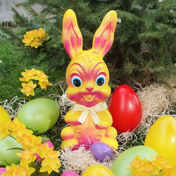 Lustiger großer Hase zur Dekoration und zum Befüllen 35cm hoch aus Kunststoff gelb-pink