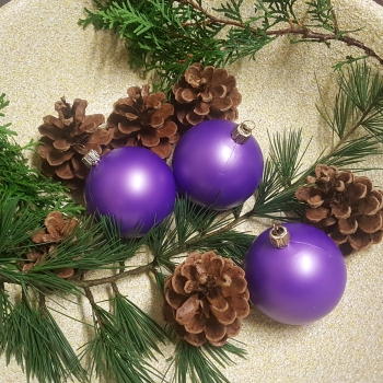Weihnachtskugeln aus Kunststoff perlmut-lila Ø7cm mit goldener Aufhängekrone