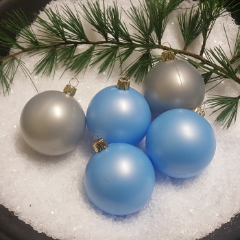 Weihnachtskugeln aus Kunststoff eisblau Ø7cm mit goldener Aufhängekrone