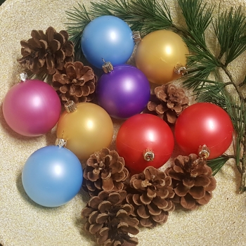 Weihnachtskugeln aus Kunststoff eisblau Ø7cm mit goldener Aufhängekrone