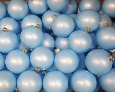12St.Weihnachtskugeln aus Kunststoff eisblau Ø7cm mit goldener Aufhängekrone