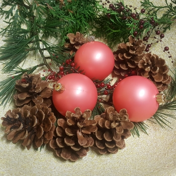 Weihnachtskugeln aus Kunststoff lachsfarbig Ø7cm mit goldener Aufhängekrone