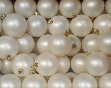 Weihnachtskugeln perlmut-weiß aus Kunststoff Ø7cm mit goldener Aufhängekrone