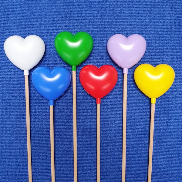 6 Stück bunte Kunststoffherzen mit passendem Holzstab beiliegend