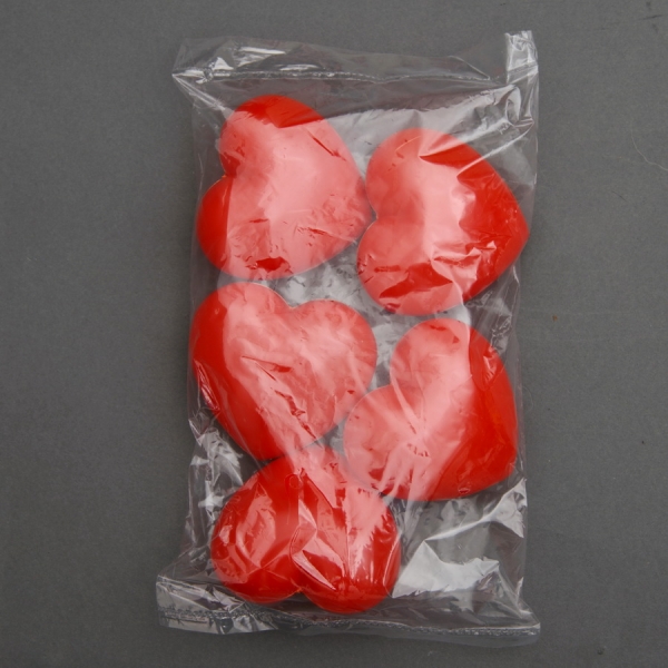 5 rote Herzen aus Kunststoff