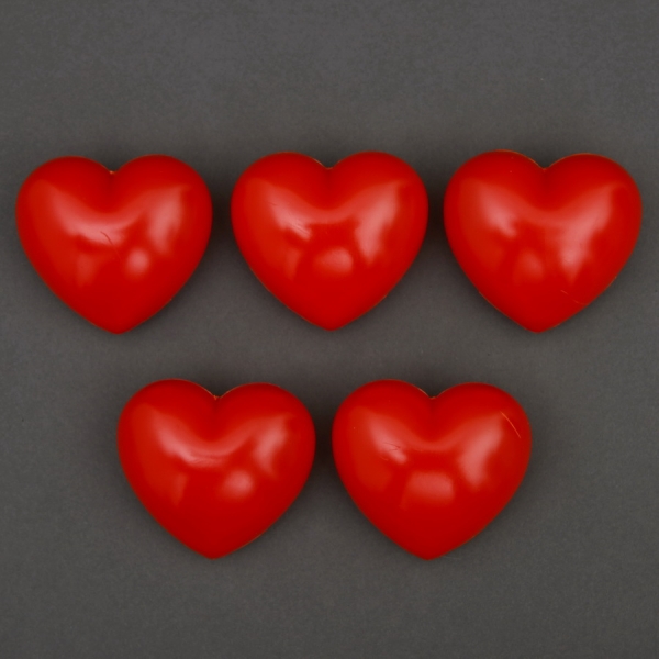 5 rote Herzen aus Kunststoff