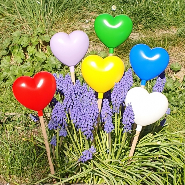 6 Stück bunte Kunststoffherzen mit passendem Holzstab beiliegend