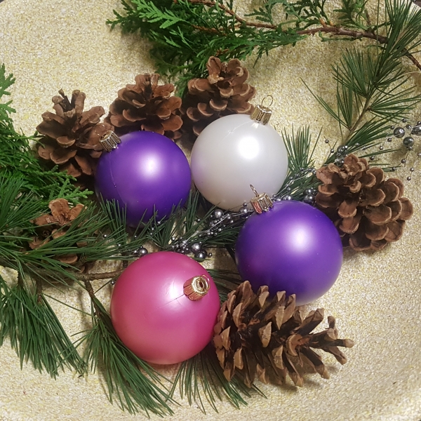 12St.Weihnachtskugeln aus Kunststoff perlmut-lila Ø7cm mit goldener Aufhängekrone