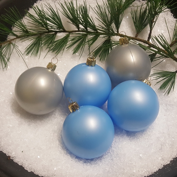 12St.Weihnachtskugeln aus Kunststoff eisblau Ø7cm mit goldener Aufhängekrone