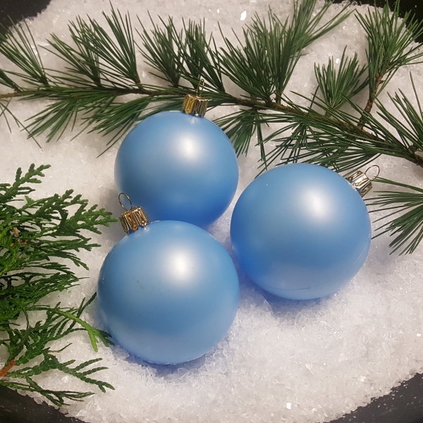 Weihnachtskugeln aus Kunststoff eisblau Ø7cm mit goldener Aufhängekrone