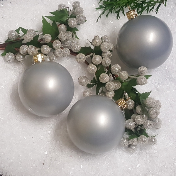 Weihnachtskugeln aus Kunststoff silber-grau Ø7cm mit goldener Aufhängekrone