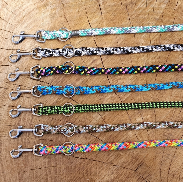 Handgefertigte Hundeleine in schwarz-bunt und passendes Zug-Stopp-Halsband für kleine Hunde